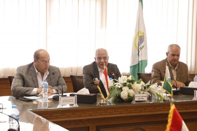 اللواء أحمد راشد محافظ الجيزة خلال لقاء ممثلي مجلس النواب