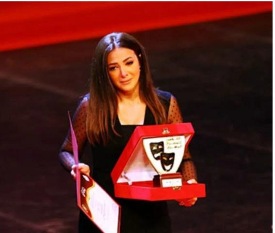 بالفيديو.. بكاء دنيا سمير غانم أثناء تكريم والديها في المهرجان القومي للمسرح