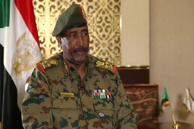 البرهان يؤكد التزام القوات المسلحة السودانية بحماية التحول الديمقراطى بالبلاد