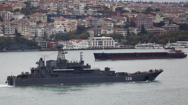 سفينة حربية روسية تمر عبر البوسفور  بتركيا
