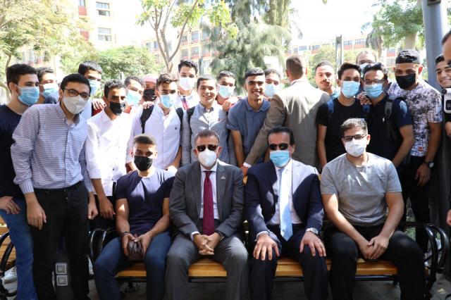 بالصور .. وزير التعليم العالي يتفقد جامعة عين شمس في اليوم الأول للعام الدراسي الجديد