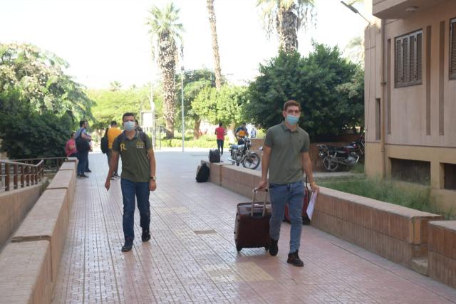 بالصور .. مدن جامعة القاهرة تواصل تسكين الطلاب استعداداً للعام الدراسي الجديد