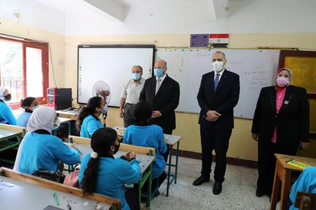 بالصور .. محافظ القاهرة يتفقد سير العملية التعليمية وتطبيق الإجراءات الوقائية