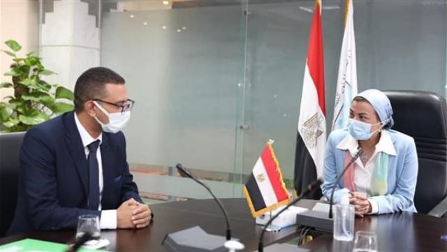 وزيرة البيئة تستقبل مغامر مصرى لتهنئته بتسجيل أول رقم عالمى بجينيس دعما للبيئة