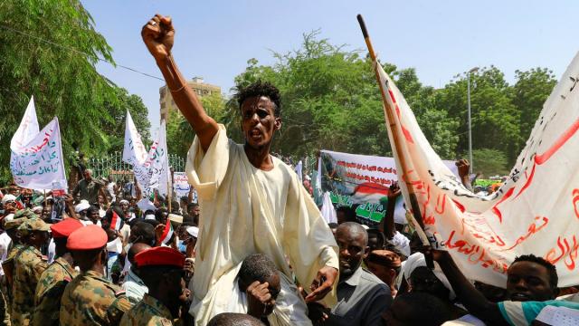 لليوم الثاني على التوالي..المئات يعتصمون للمطالبة بإقالة الحكومة السودانية