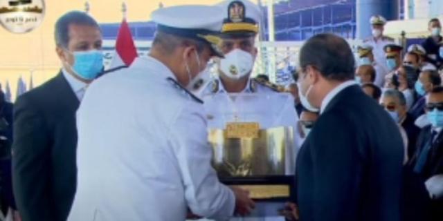 اللواء دكتور أحمد إبراهيم يهدى الرئيس السيسى هدية تذكارية 