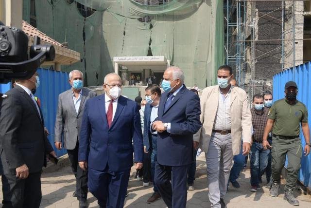 بالفيديو والصور .. جولة تفقدية لرئيس جامعة القاهرة ومحافظ الجيزة بمستشفى ثابت ثابت