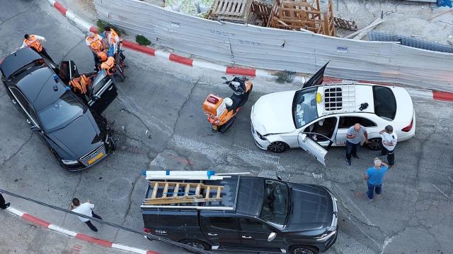 بالصور.. تعرض سيارة نتنياهو لحادث سير مروع في القدس