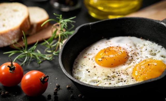 «زي المحلات».. كيفية إعداد بيض مقلي لذيذ