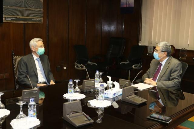 وزير الكهرباء يجتمع مع سفير فرنسا الجديد بالقاهرة لدعم وتعزيز التعاون