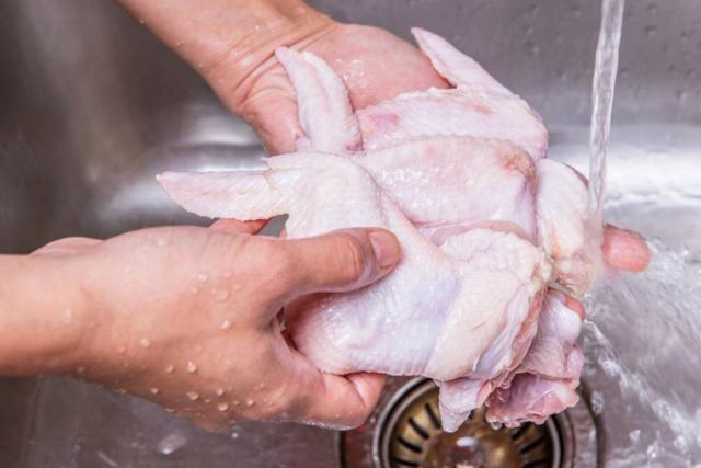 طريقة صحيحة وسهلة لغسل الدجاج