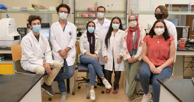 طلاب الجامعة الأمريكية بالقاهرة يفوزون بميدالية فضية لتطوير نموذج لمعالجة فيروس كورونا