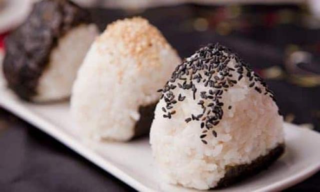 على الطريقة اليابانية.. كيفية إعداد كرات الأرز المشوي