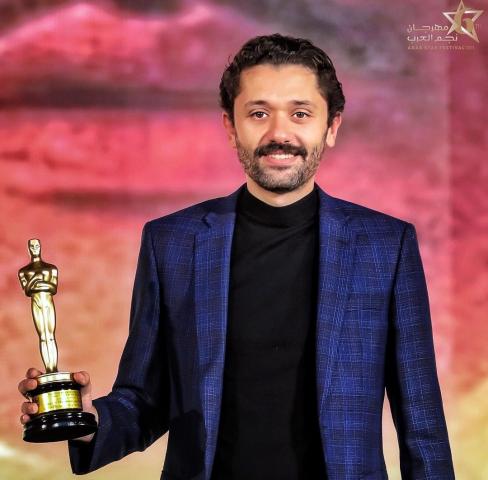 كريم محمود عبد العزيز يحتفل بفوزه كأفضل ممثل فى مهرجان نجم العرب