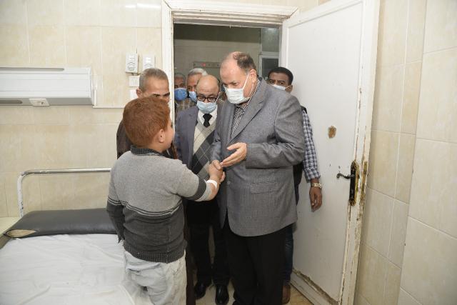 محافظ أسيوط يزور الطلاب بمستشفى البدارى المركزى للاطمئنان على حالتهم الصحية