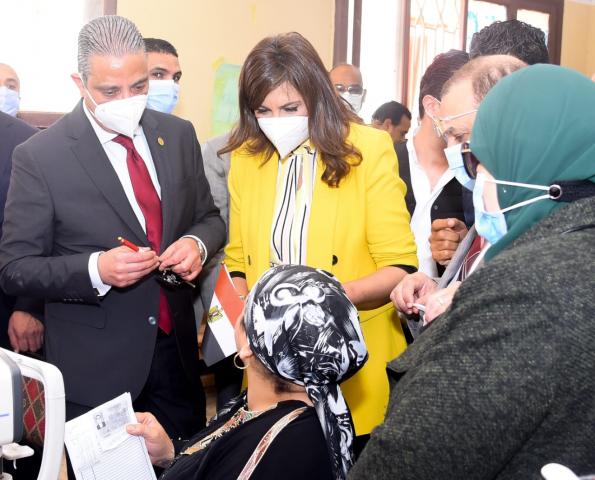 وزيرة الهجرة تتفقد قافلة ”صناع الخير” للكشف على أمراض العيون
