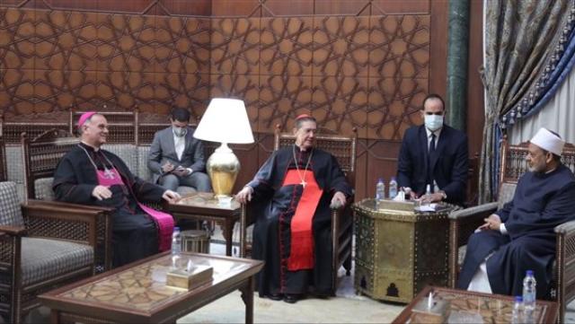 شيخ الأزهر يلتقى رئيس المجلس البابوي بالفاتيكان