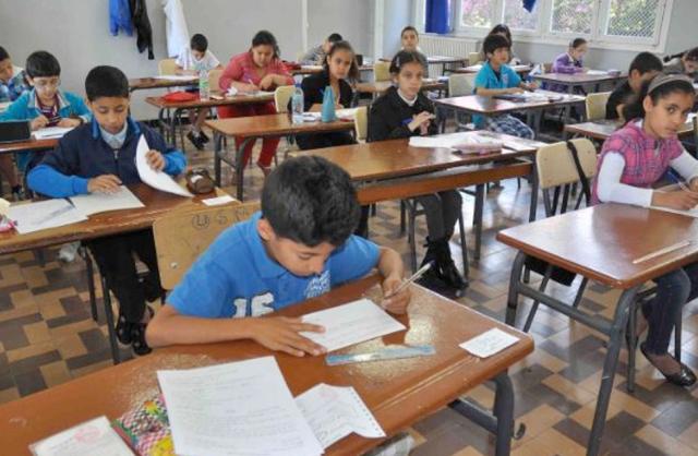 طلاب رابعة ابتدائي يؤدون امتحانات نصف العام الدراسي اليوم .. حقيقة أم شائعة؟