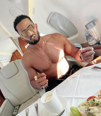 محمد رمضان يستفز جمهوره بظهوره عاريًا داخل طائرته الخاصة