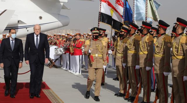 رئيس الوزراء يستقبل نظيره اللبنانى بمطار القاهرة