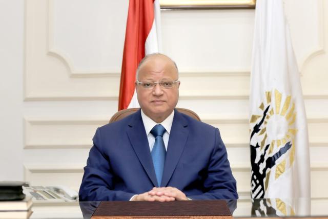 محافظ القاهرة يوجه بوضع رؤية شاملة لتطوير المواقف