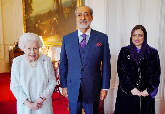 بالصور.. ملكة بريطانيا تمنح سلطان عمان وسام الفارس الشرفي