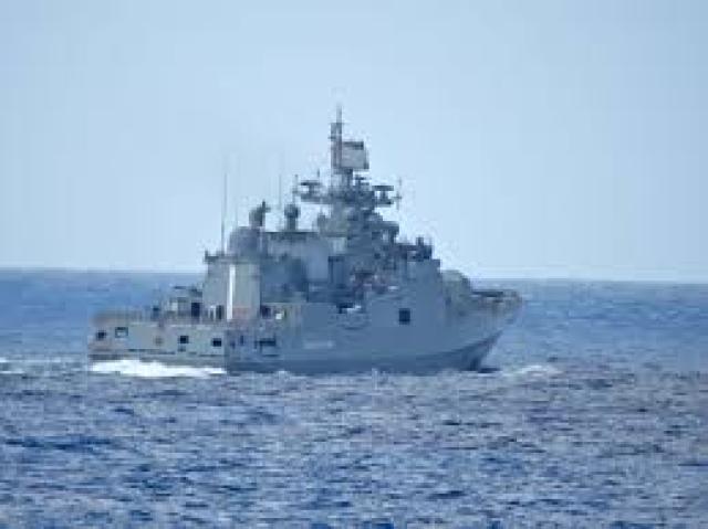 البحرية الأمريكية تعلن إنقاذ 5 بحارة إثر انفجار قارب تهريب