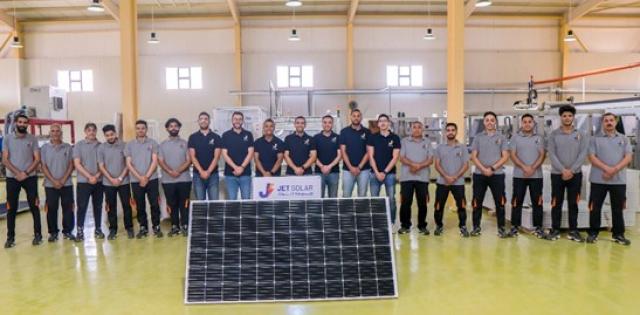 بالصور .. خريجي الجامعة الألمانية بالقاهرة يؤسسون مصنعاً لإنتاج ألواح الطاقة الشمسية