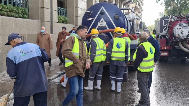محافظ القاهرة يتفقد أحياء وشوارع العاصمة لمتابعة إزالة آثار الأمطار