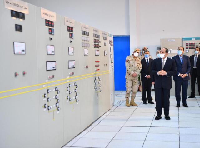 بالصور.. الرئيس السيسي يتفقد مجمع بنبان للطاقة الشمسية بمحافظة اسوان