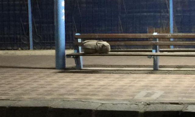 بالصور ... حقيبة هاندباج  بداخلها بطانية تثير رعب وخوف الركاب بمحطة جامعه حلوان لمترو الانفاق