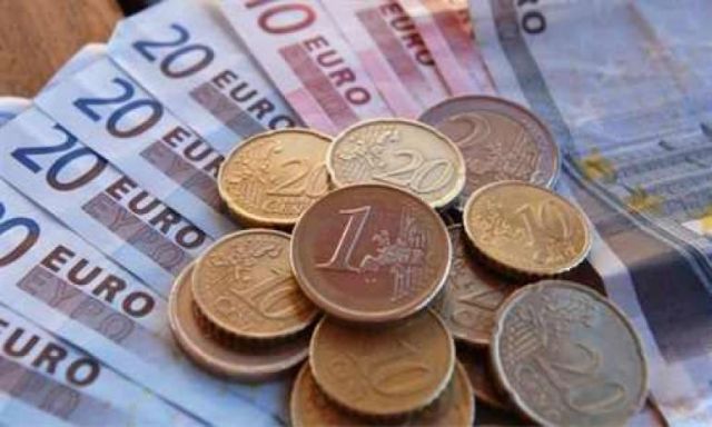 اليورو يهبط إلى 1.12 دولار بفعل تصريحات لميركل