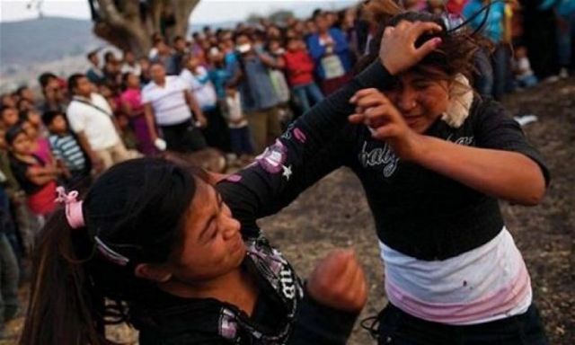 خناقة شرسة بين النساء طلباً للأمطار في المكسيك