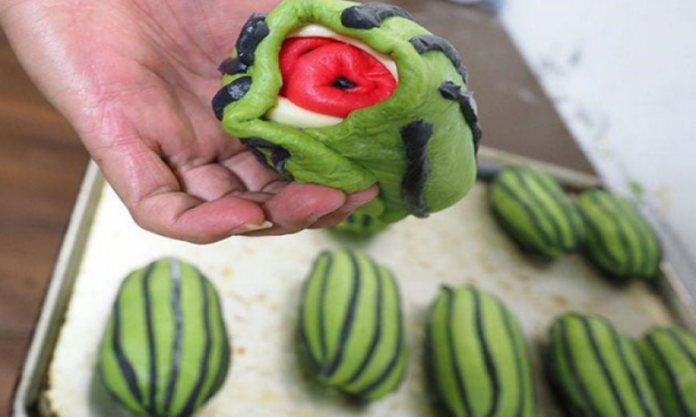 بالصور.. ياباني يبتكر”خبز البطيخ” لفتح شهية الأطفال
