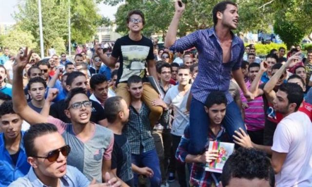 قوات الآمن تفض مظاهرة طلاب الثانوية العامة