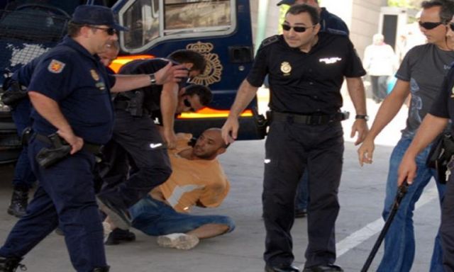 اعتقال بريطانيتين في أسبانيا بتهمة بيع ”غاز الضحك”