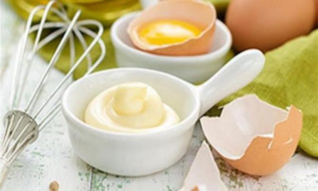 البيض النيء يهددك بعدوى السالمونيلا في الصيف