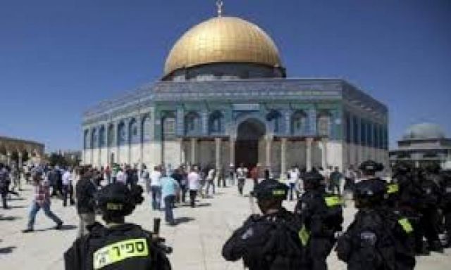 الشرطة الإسرئيلية تقتحم باحة المسجد الأقصى
