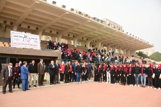 800 طالب يشاركون في اليوم الرياضي بجامعة القاهرة .. فيديو وصور