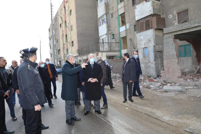 محافظ القاهرة يتفقد أعمال إزالة تعارضات توسعة طريق حسين كامل بألماظة
