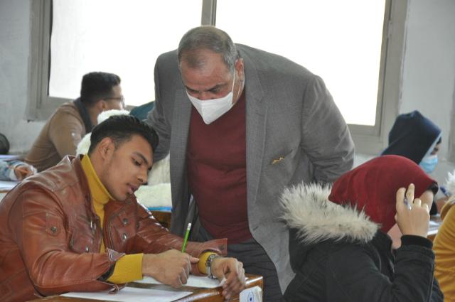 بالصور .. رئيس جامعة حلوان يتابع سير امتحانات الفصل الدراسي الأول 2021/2022