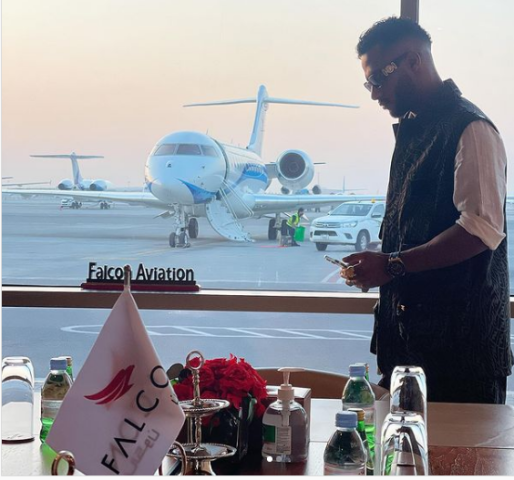 محمد رمضان ينشر صور جديدة من المطار ويعلق: شغل شغل مابنامشي