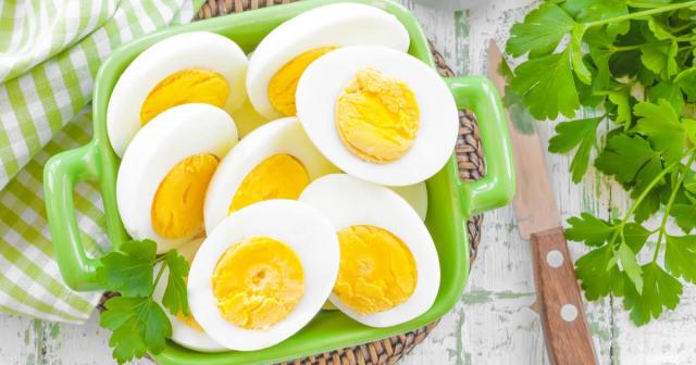 ماذا يحدث للجسم عند تناول البيض المسلوق يوميًا؟