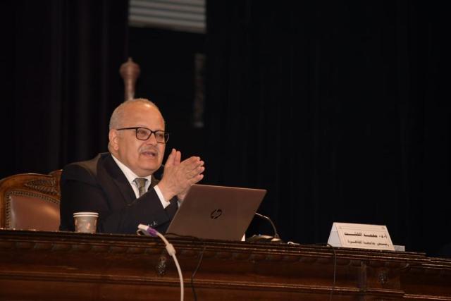 رئيس جامعة القاهرة يشدد على تطبيق الإجراءات الاحترازية لمواجهة الإصابة بفيروس كورونا