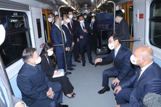 رئيس كوريا الجنوبية يتفقد محطات الخط الثالث للمترو