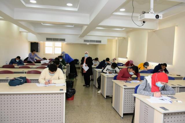شاهد طلاب جامعة القاهرة يؤدون امتحانات الفصل الدراسي الأول .. صور