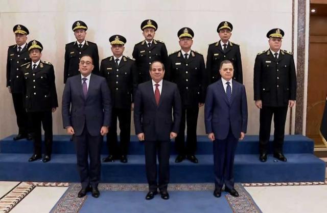 صورة تذكارية للرئيس السيسى مع أعضاء المجلس الأعلى للشرطة