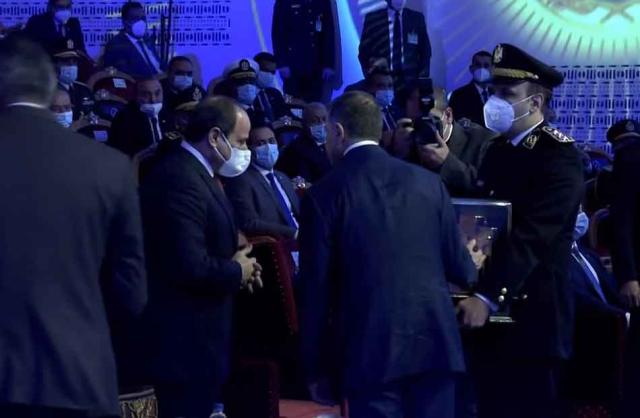 بالصورة .. وزير الداخلية يقدم هدية تذكارية للرئيس السيسي بمناسبة عيد الشرطة الـ 70