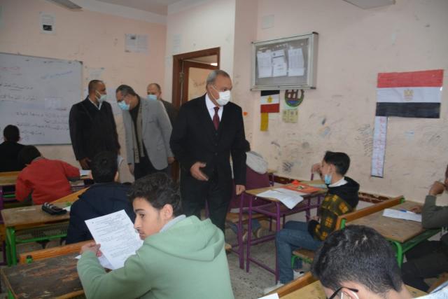 بالصور.. محافظ القليوبية يتفقد امتحانات الشهادة الإعدادية في أول يوم لها