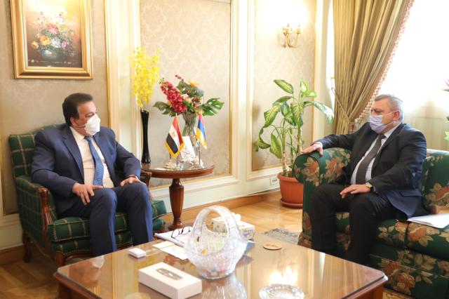 بالصور .. وزير التعليم العالي يستقبل سفير أرمينيا بالقاهرة لبحث التعاون العلمي